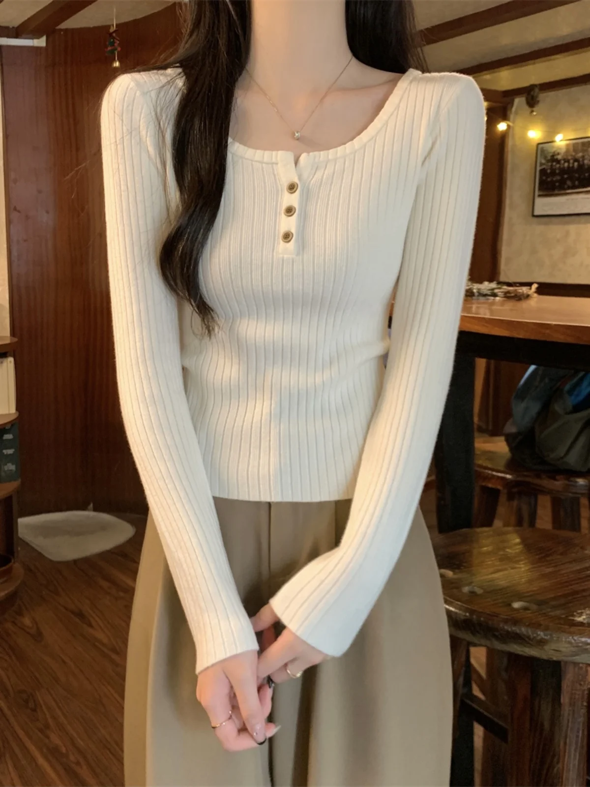 

Early Spring Women's Knitted Base irt Korean Sle Faion Square Collar Button Design Slimming Small Size Sweater