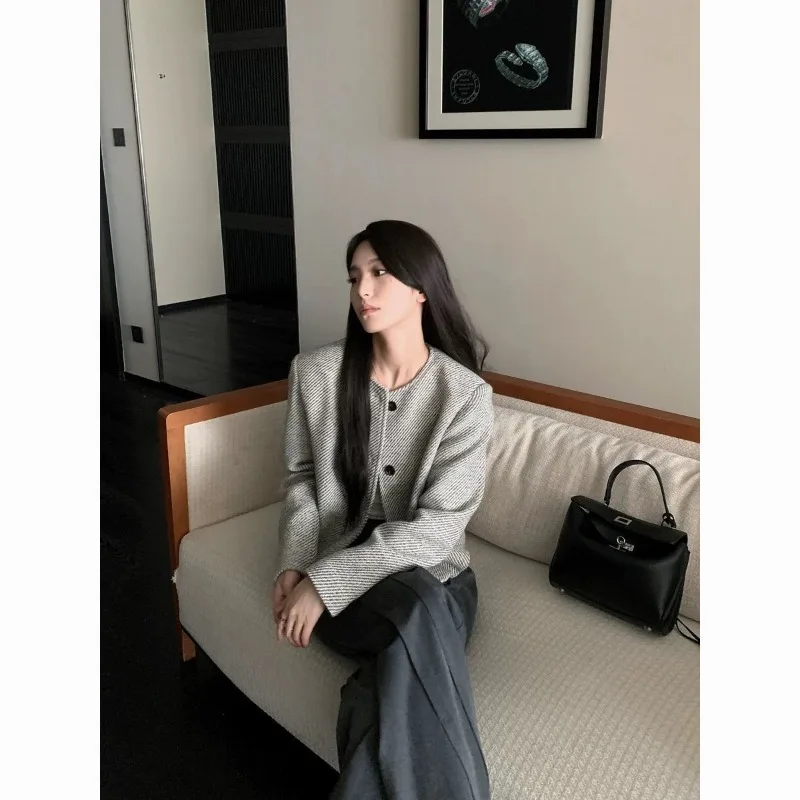 2026 Spring and Autumn Ladies' New Spring and Autumn Fragrant Jacket Retro Crew Neck Young Single Row Striped Fashion Loose Top