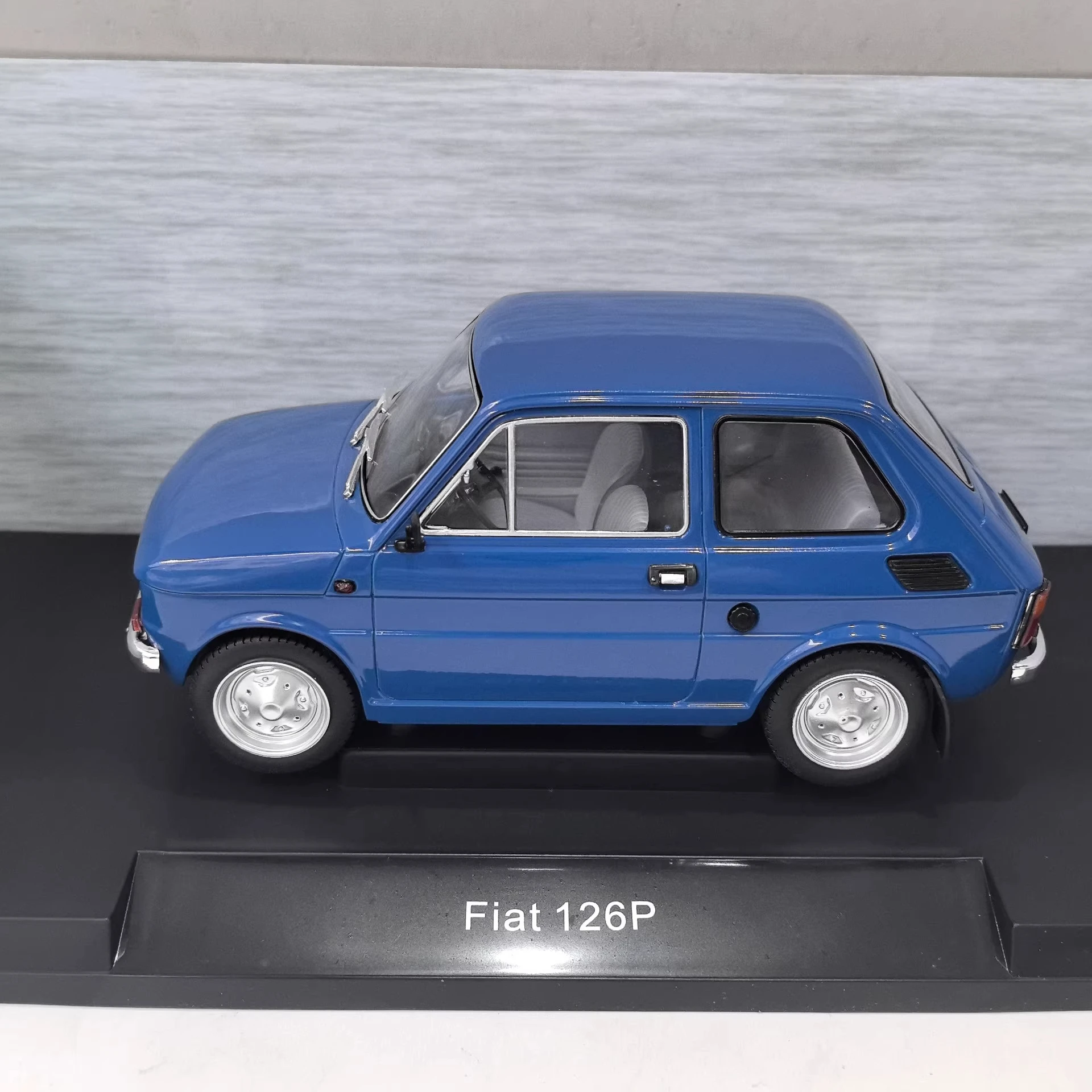 MCG 1/18 FIAT 126P Fiat Automodell, Legierung, keine Tür, keine Lenkung, blau C4
