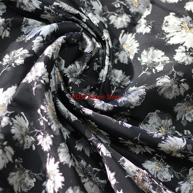 Tessuto jacquard con fiori a inchiostro semplice in bianco e nero da 1 metro per tessuto per abiti da borsa