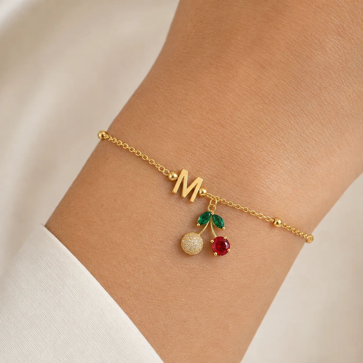 Vergoldeter Personalisierter Initialen-Anhänger, Schicke Armbänder für Damen und Herren, Kirsch-Design, Kubisches Zirkonia, Geschenk für den Alltag – Detail 1