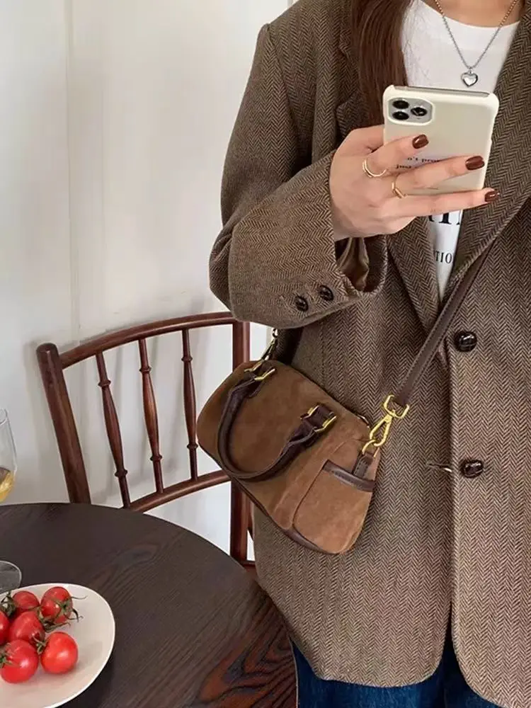 Retro Brown Boston Cylinder Handbag Crossbody Pillow Bag Simple Shoulder Bag for Men And Women Casual Versatile Satchel