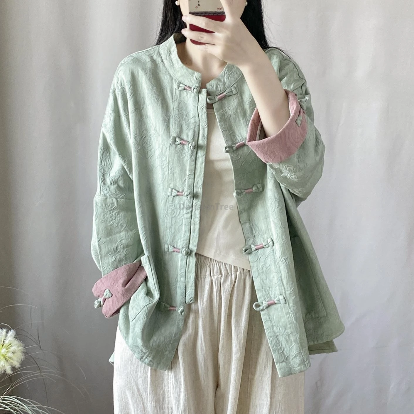 新しい中国風のレトロな女性のカーディガントップバックルジャカードコットンリネンシャツルーズバットウィングスリーブ春秋コート