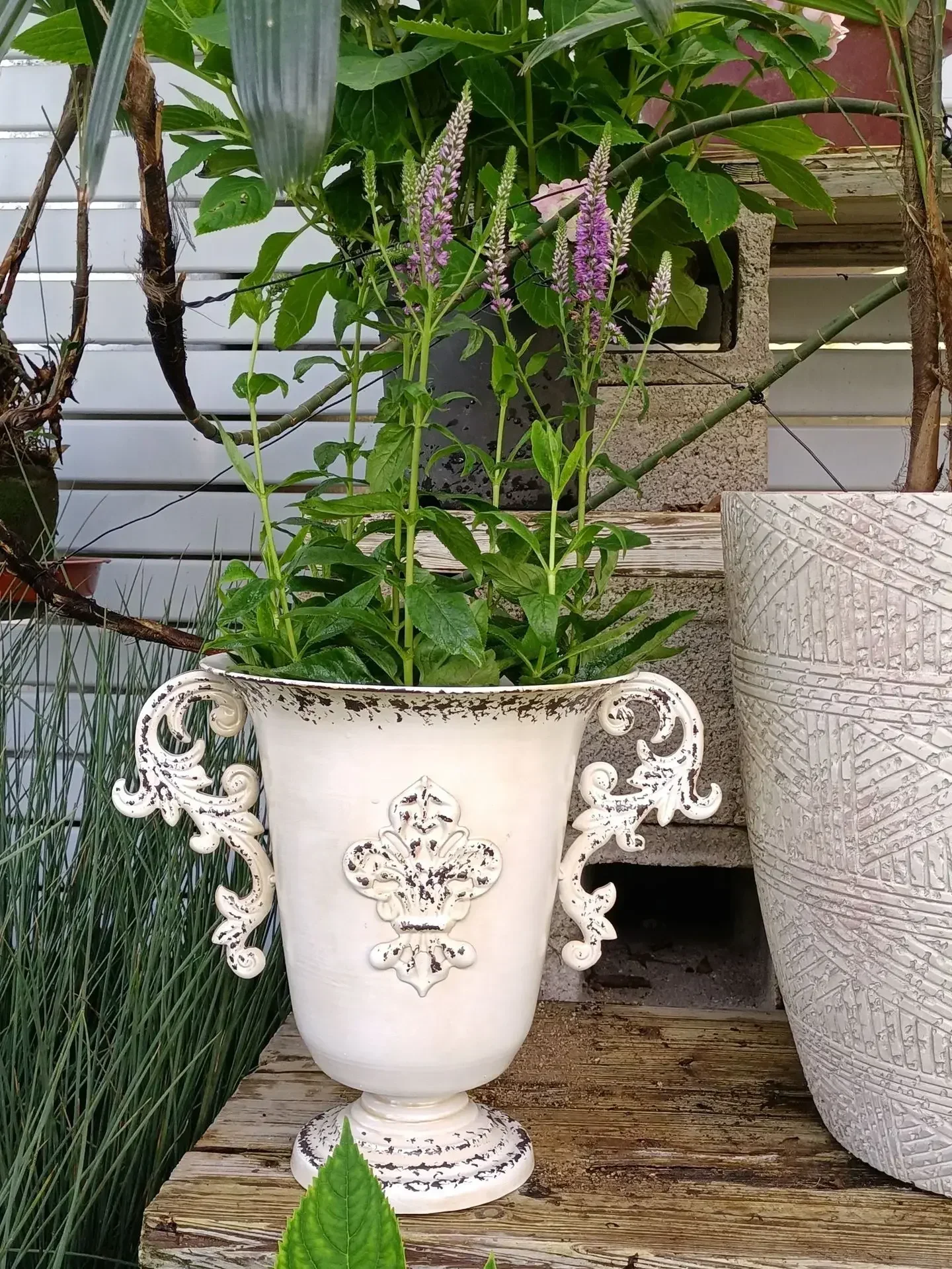 Vintage Creative Trophy Iron Flower Pot Courtyard Balcony Fresh Dried Flowers Vase Garden Rust Colored Home Decoration Flowerpot