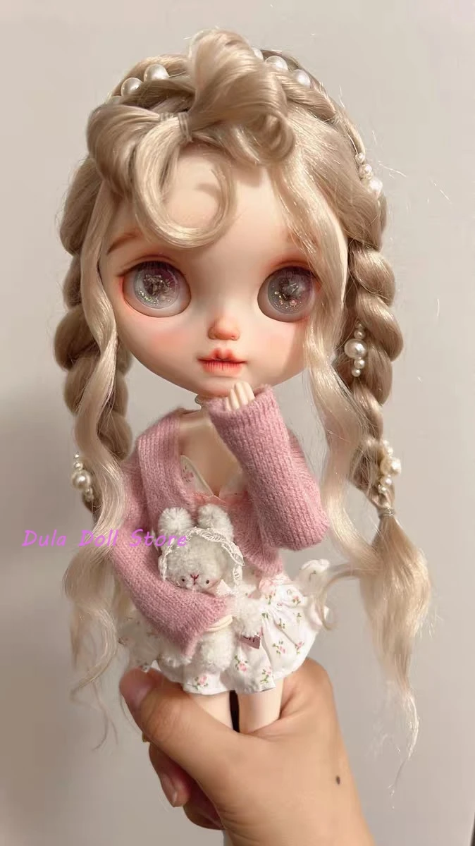 

Dula Doll Wigs for Blythe Qbaby natural Mohair Wearing pearls in golden yellow hard seams for 9-10 inch head