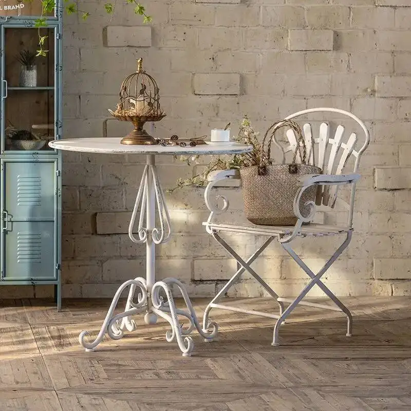 

Жизнь, маленький европейский старый уличный стиль, квартира, креативная художественная комната, ретро круглый железный угловой журнальный столик, набор мебели для патио