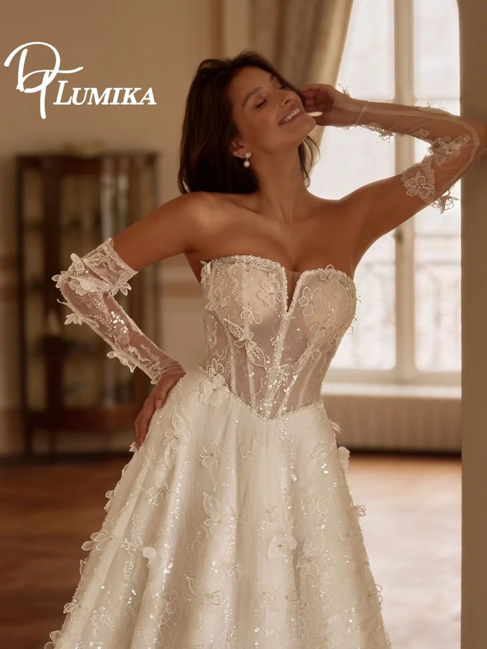 

Classic Strapless Wedding Dress, Elegant Applique Bridal Gown, Graceful Off-the-shoulder A-Line Floor-Length Wedding Gown