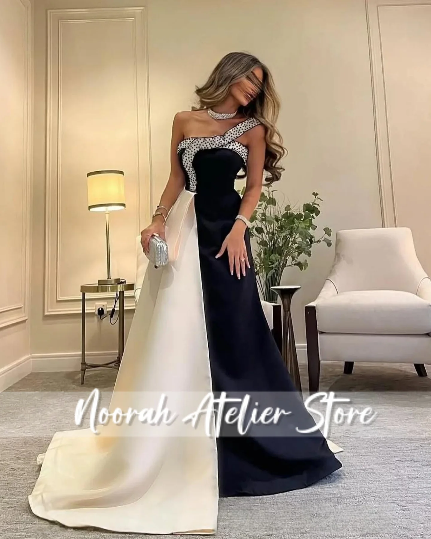 فستان سهرة نسائي فاخر جديد مطرز باللون الأسود المتباين بكتف واحد 2025 ذيل أبيض دبي فستان المشاهير فستان حفلات مخصص