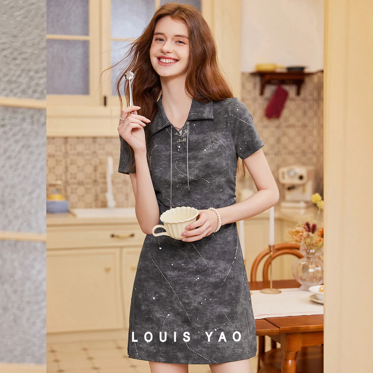 

LOUIS YAO Strappy Chain Lapel Pullover Mini Dress 2025 Summer Fashion Design Sense Fabric Short-Sleeve Slim-Fit Women's Dress