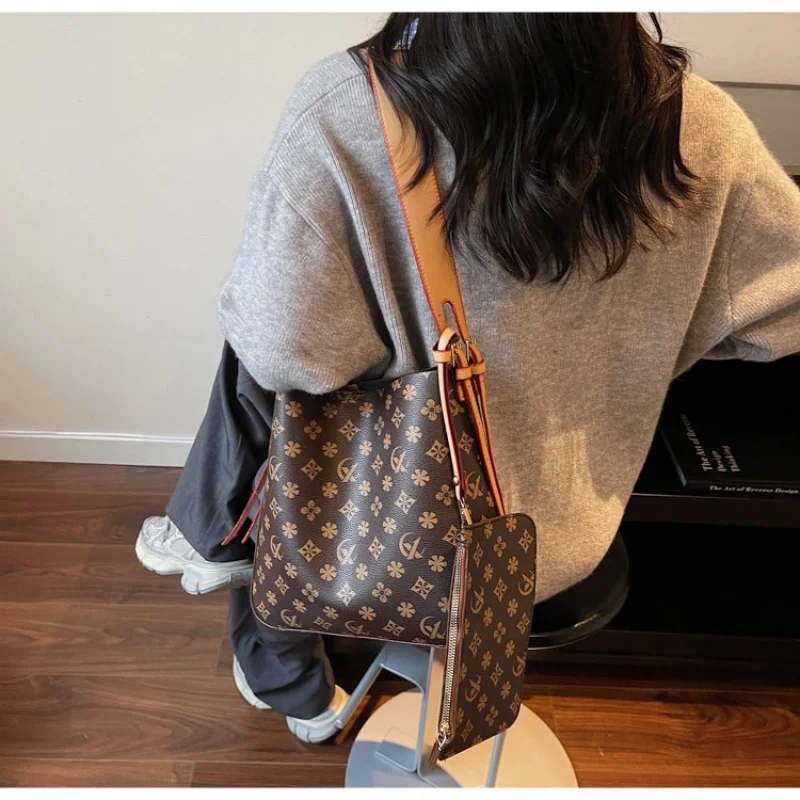 

Elegant Women's Tote Bag Made Of Premium Leather Boasting Trendy Lasting Daily Look​