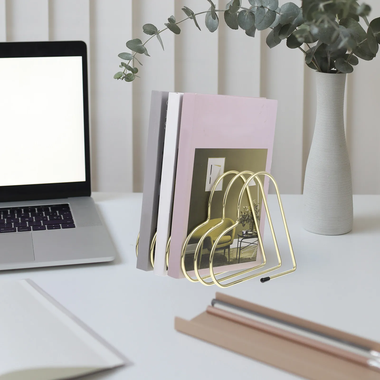 Heart-Shaped Desktop Bookend Iron Book Holder Wear-Resistant Creative Book Organizer for Home Office Study Room