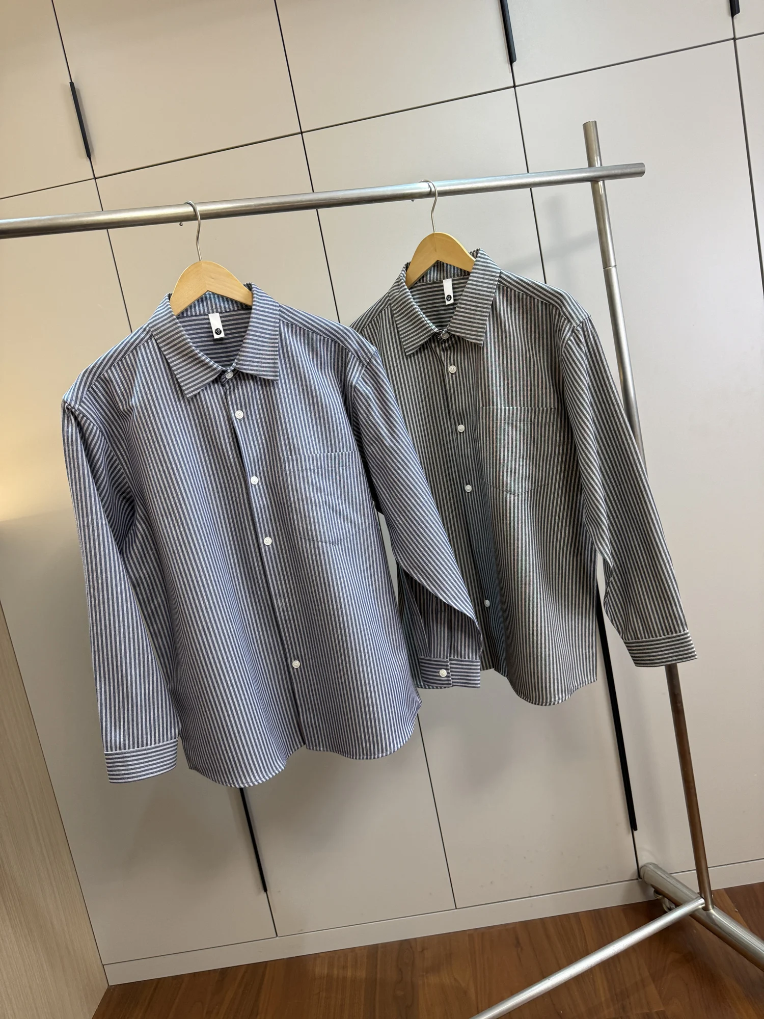 

Классическая мужская повседневная удобная рубашка в полоску с длинными рукавами, весенняя модная мягкая трикотажная эластичная ткань, не требующая глажки.