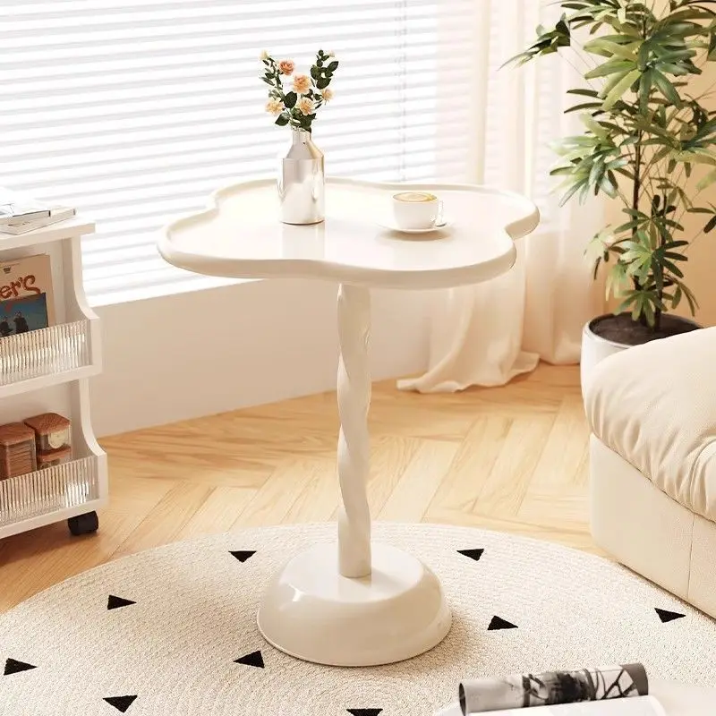 زاوية بجانب السرير بسيطة وحديثة وبسيطة ومبتكرة، عدد قليل من طاولة السرير بجانب السرير ذات الرياح الكريمية، ورف غرفة النوم بجانب صغير قليلاً #4