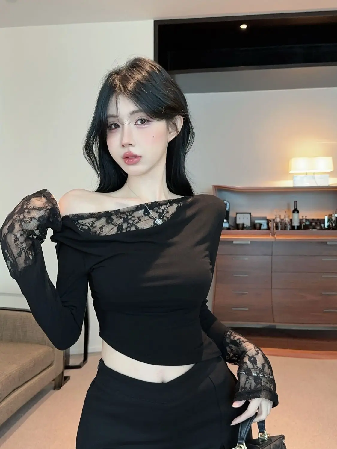 Early Autumn New Chic Lace Splicing and Swinging Fake Two-piece Top Irregular Hot Girls Short T-shirt Trendy