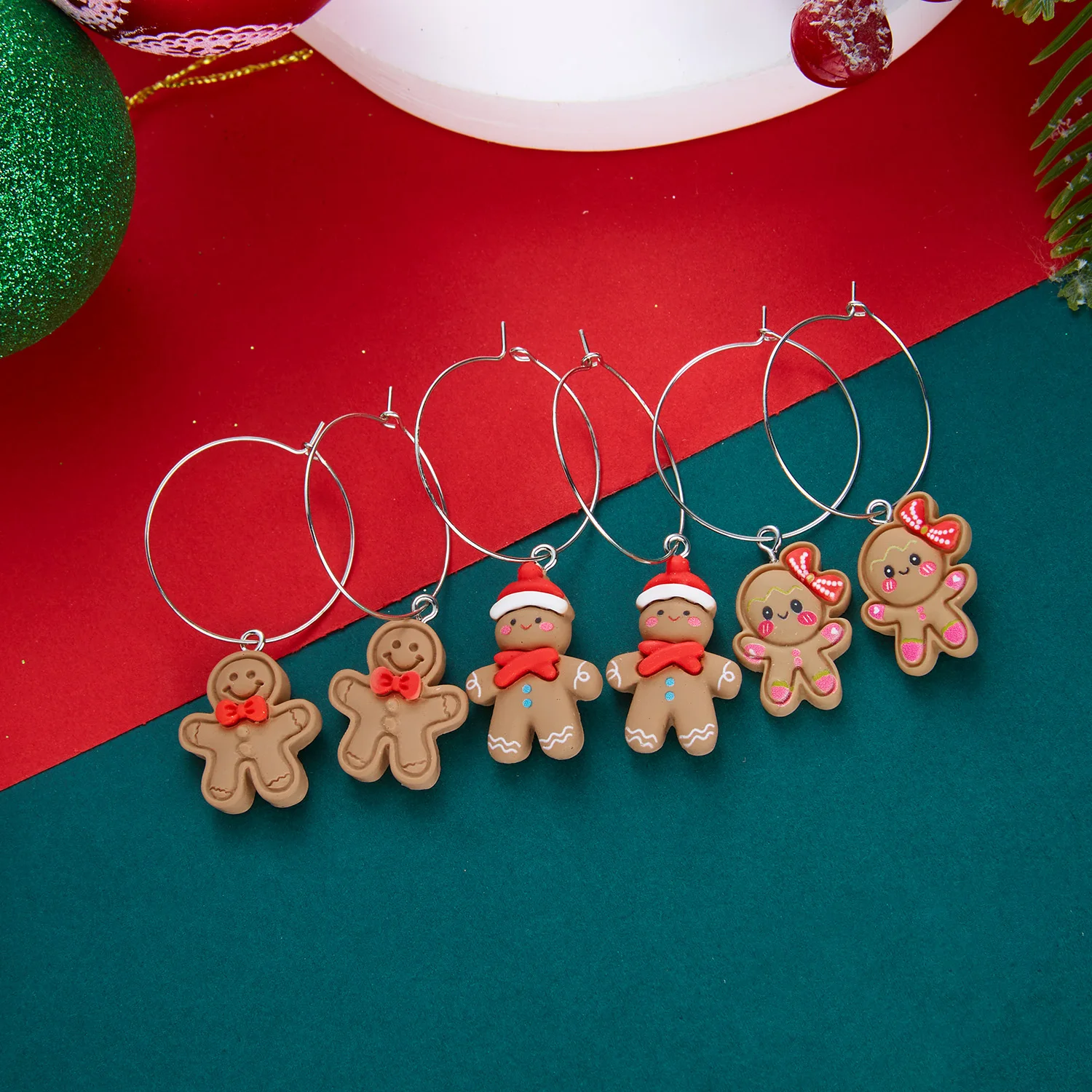 3 Paar große Kreisohrringe mit Lebkuchenmann-Motiv für Damen, einfache Ohrringe aus Kunstharz mit simulierten Keksen, Weihnachtsohrringe, Party-Schmuck, Geschenke – Detail 6