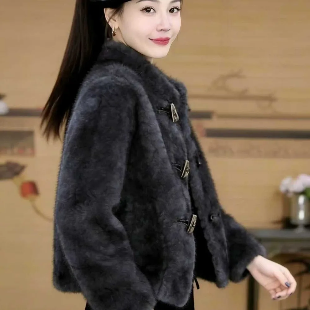 La chaqueta corta con hebilla de cuerno y cuello levantado muestra un temperamento fino, moda de otoño e invierno, empalme ligero de lujo