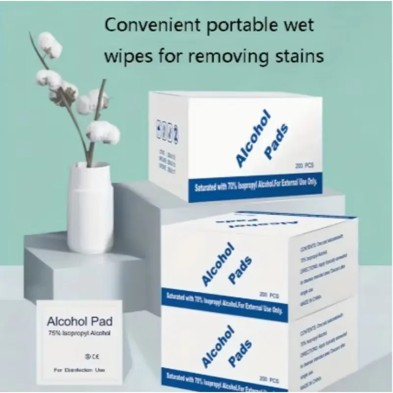 مسحة كحول 75% يمكن التخلص منها لتطهير الجروح، لوازم صندوق الإسعافات الأولية الأساسية لتحضير الكوارث المنزلية.