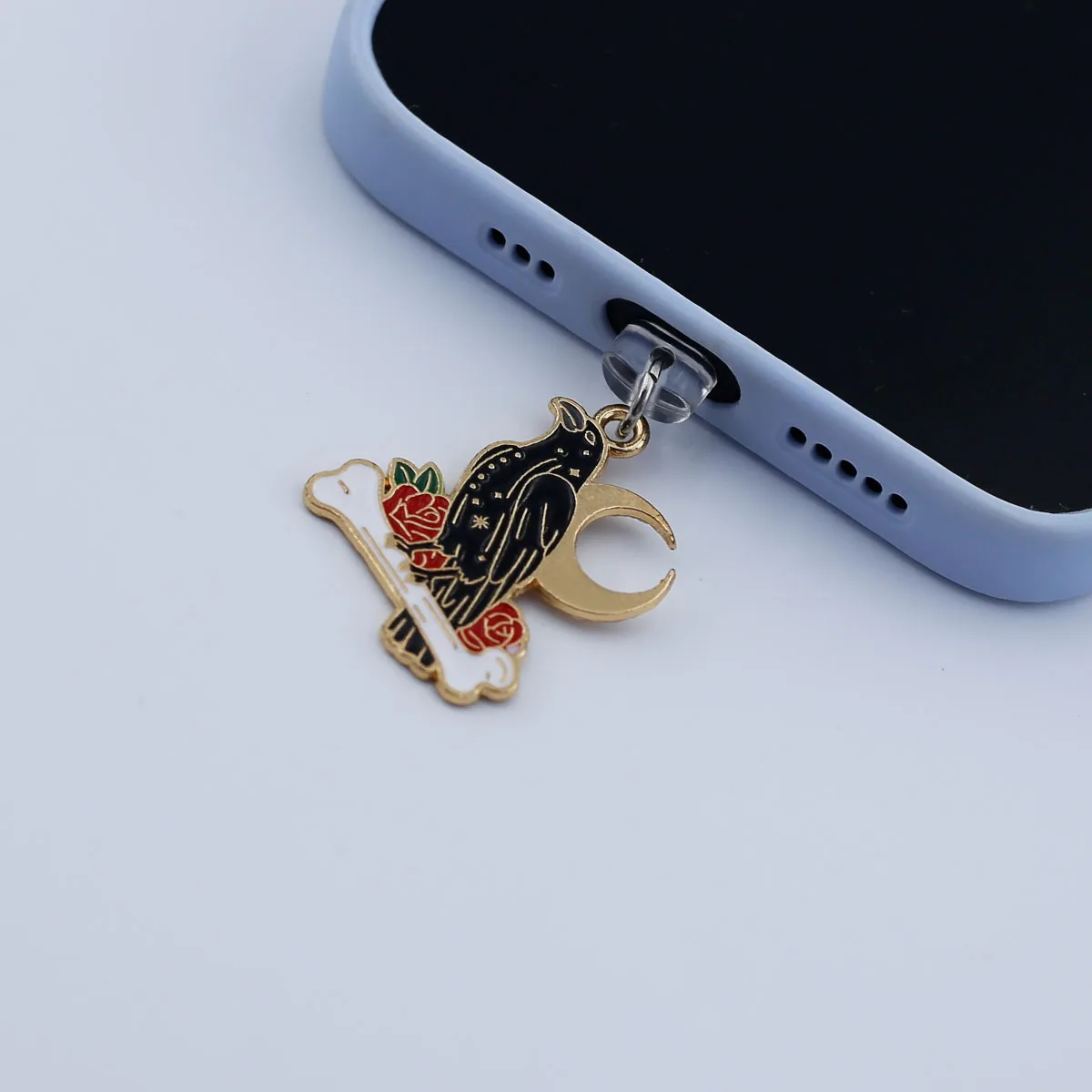 1 Stück Kunstvoller Rosen-Totenkopf-Krähen-Mond-Knochen Staubschutz-Anhänger für Mobiltelefone, Zubehör-Dekoration für iPhone und Type-C-Anschlüsse, Geschenk-Schlüsselband – Detail 7