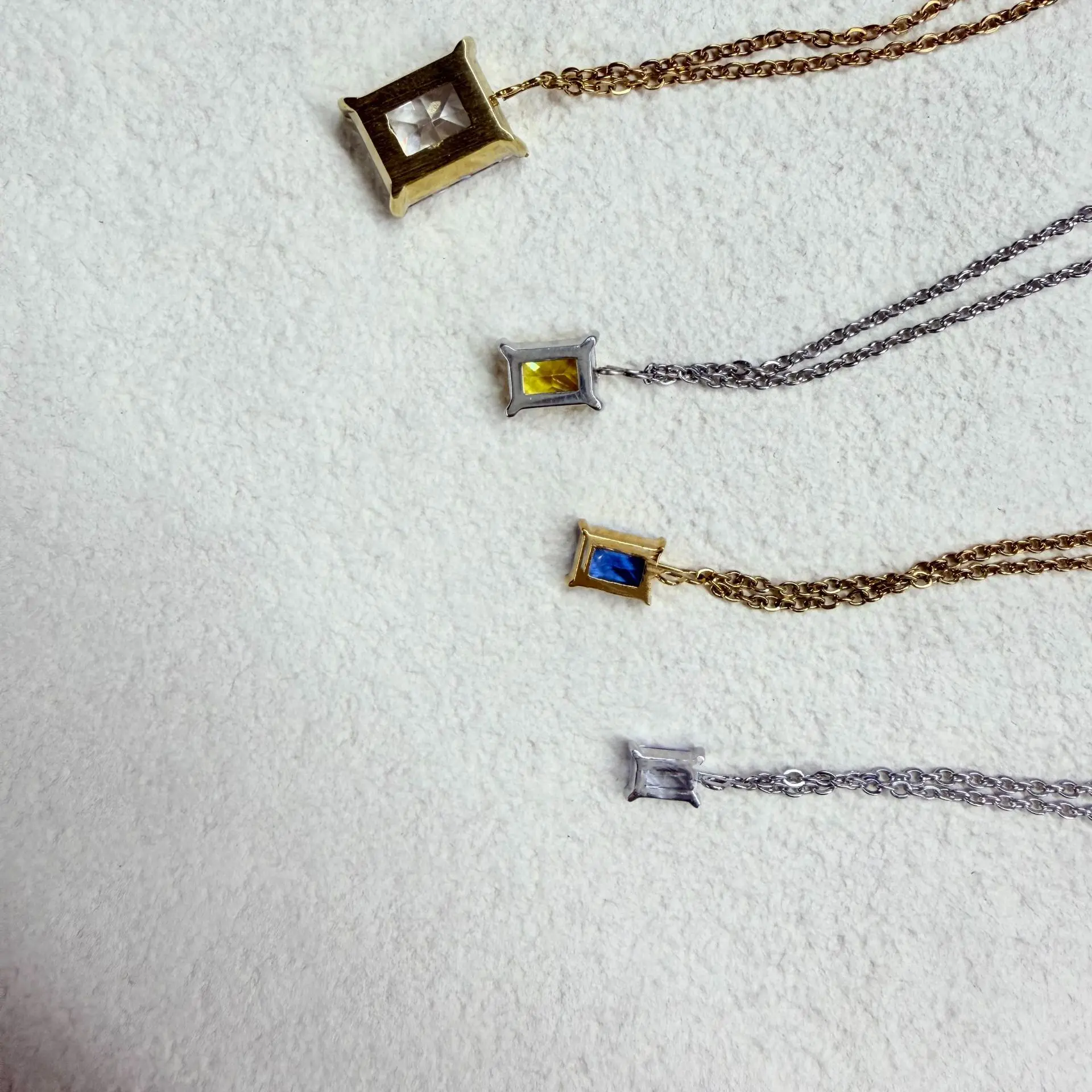 Rechteckige Halskette mit Zirkonia-Anhänger für Damen, mehrfarbig, klare Steine, Schlüsselbeinkette, minimalistischer Choker, edler Schmuck – Detail 9