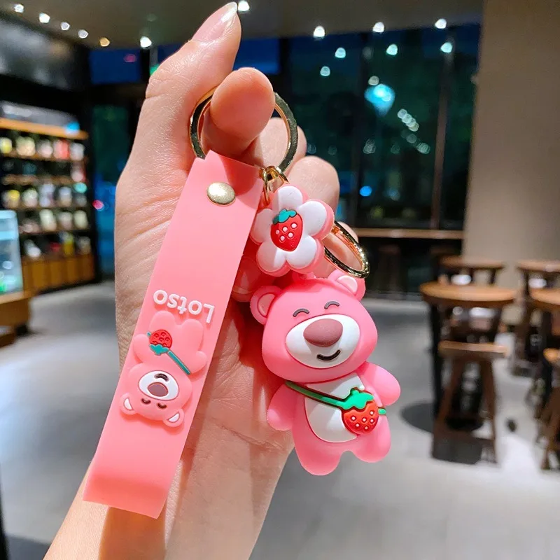 漫画風イチゴの超可愛いクマキーホルダーペンダント、キュートなカップルカーキーホルダーペンダント、PVCドールスクールバッグペンダントキーホルダー