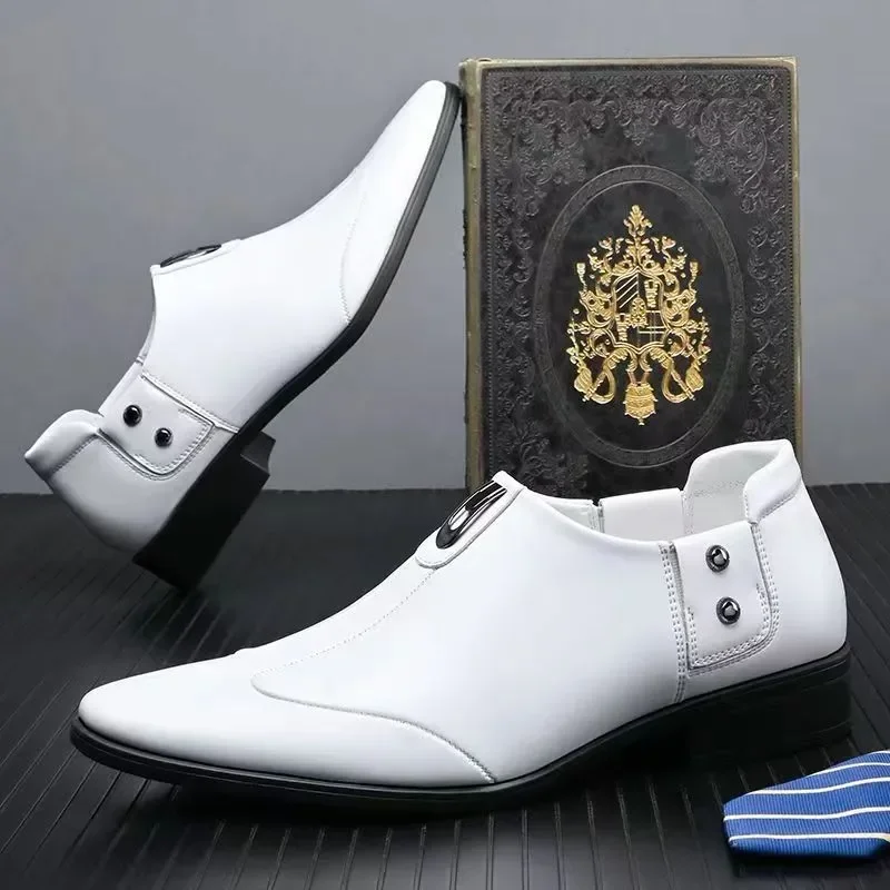 Mocassini Casual da uomo bianchi che guidano mocassino moda uomo comodo Business formale primavera in pelle da uomo pigro scarpe eleganti in metallo