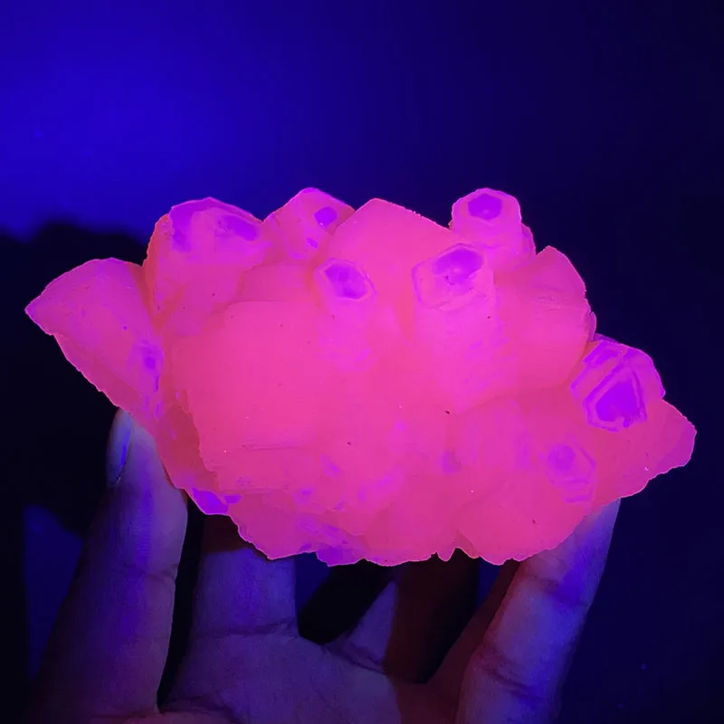 Calcite di colore rosa naturale al 100% con pietra di cristallo curativa per campioni grezzi effetto fluorescente