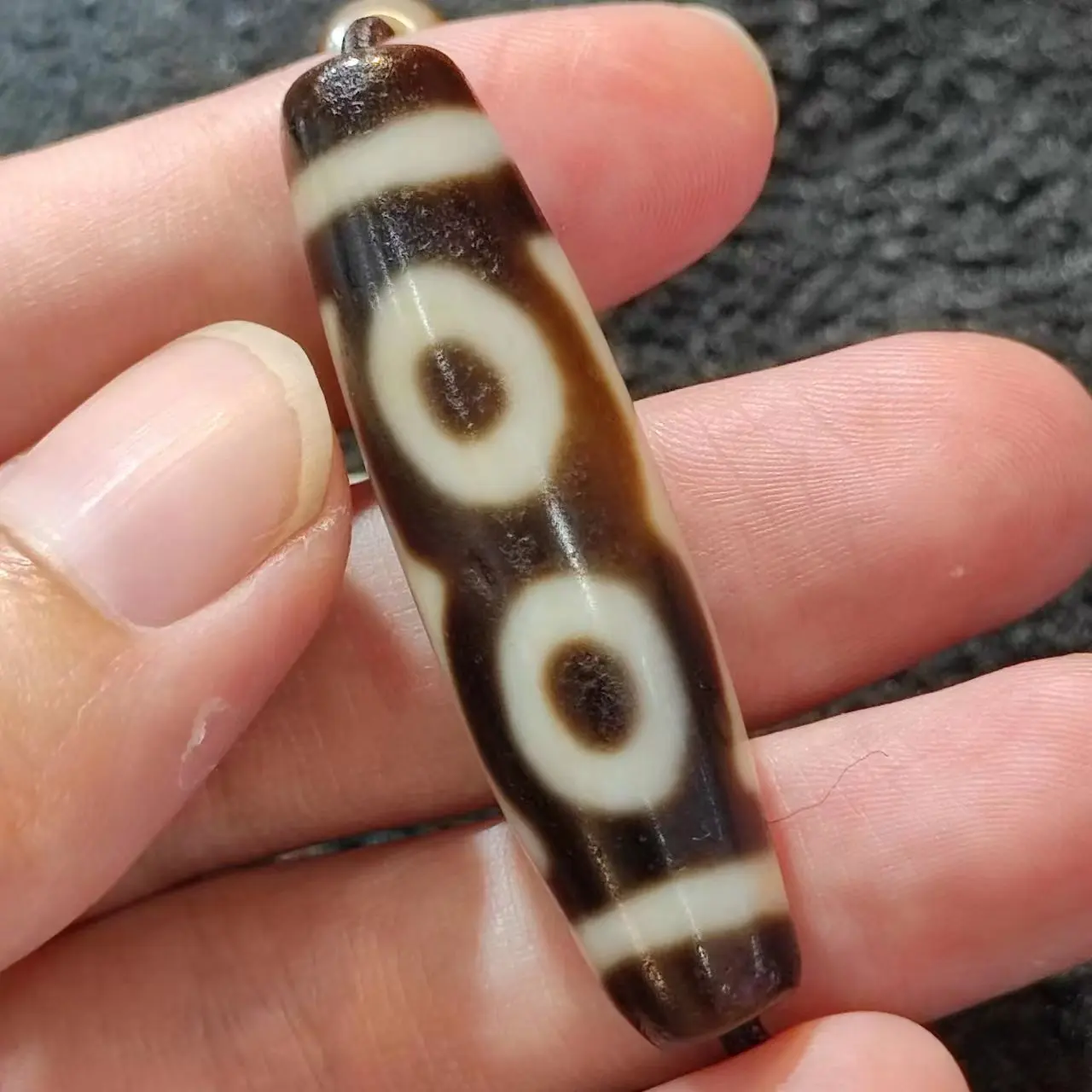 

1pcs/lot natural old agate three-eyed folded line two-eye totem dzi Precious varieties Weathering lines Old mineral materials