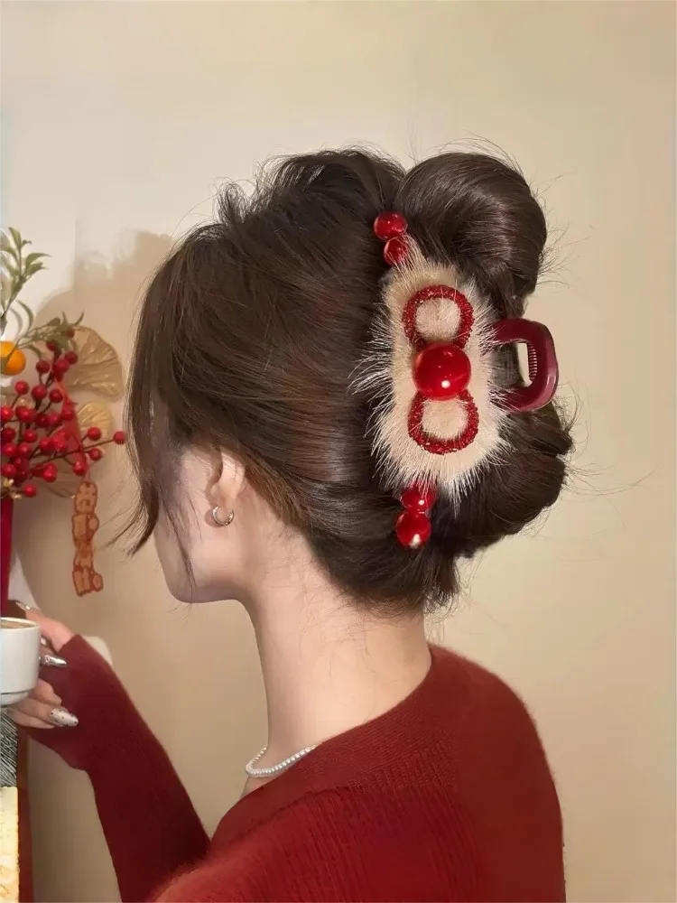 Luxuriöse Haarspange aus Kunstvelours mit Perlenverzierung – Alltagstaugliches, vielseitiges und stilvolles Retro-Haaraccessoire – Detail 1