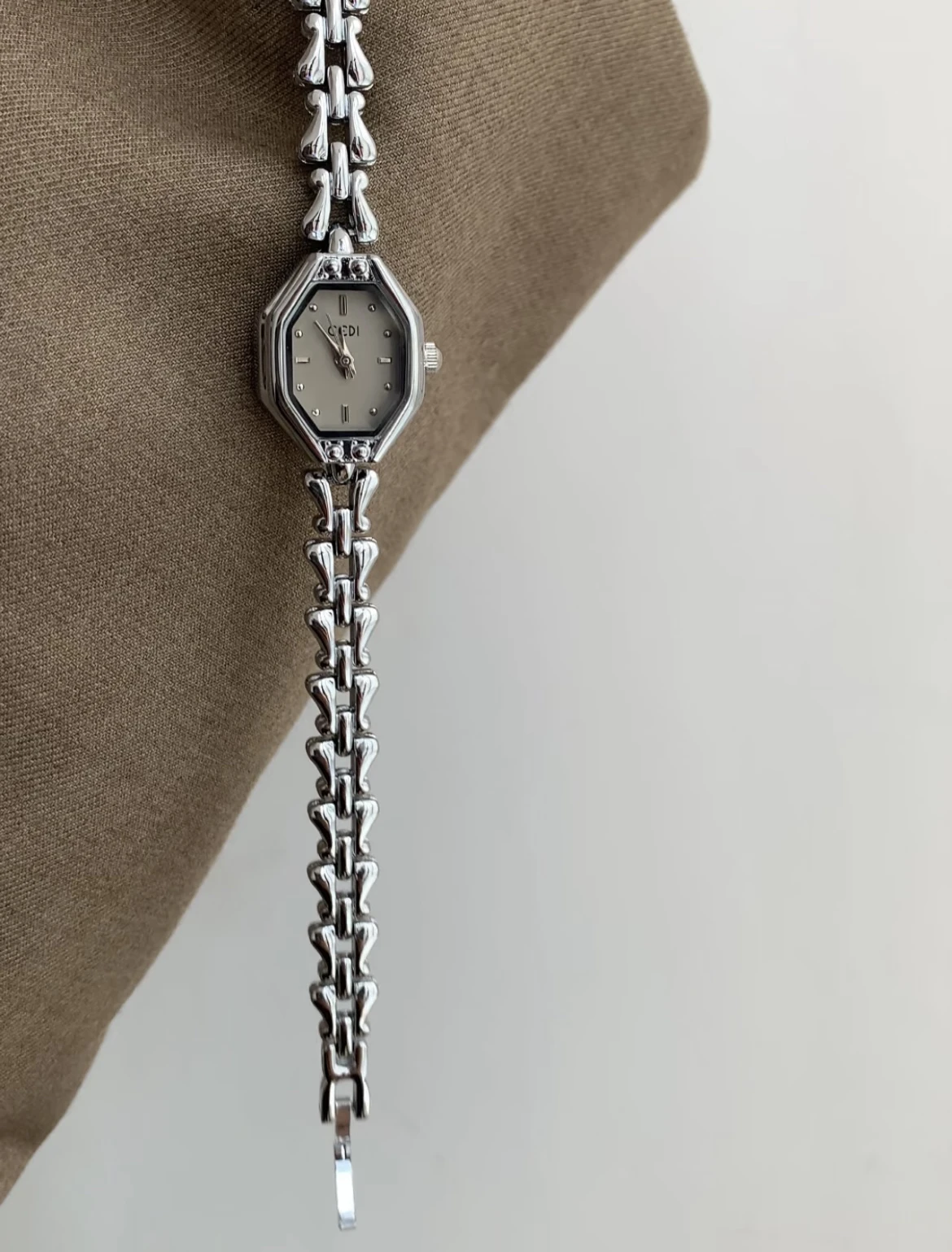 Винтажные женские часы, французский стиль, легкая роскошь, цепочка, небольшой циферблат в форме бочонка, кварцевые женские часы, подарок для женщин