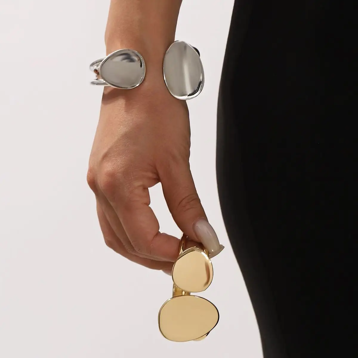 

Массивный двухслойный браслет-манжета с геометрическим овальным металлическим элементом, модное женское украшение, эффектное украшение