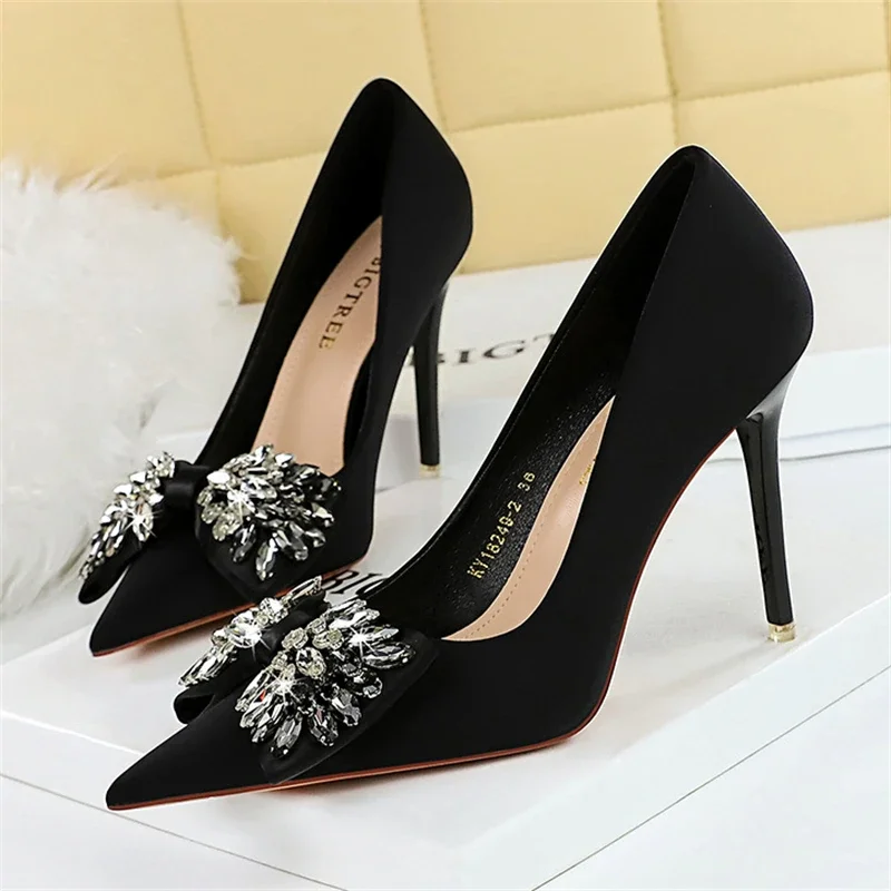 

Туфли-лодочки BIGTREE женские, шелковые туфли с бантом-бабочкой, со стразами, на тонком каблуке, пикантные свадебные туфли с острым носком, весна