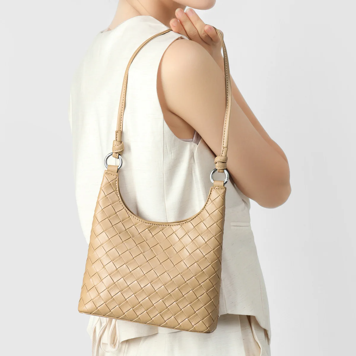 

New Female Niche Leather Woven Fashion Bags High-end Niche Design Hand-held Vegetable Basket Large Capacity Cowhide Bucket Bag