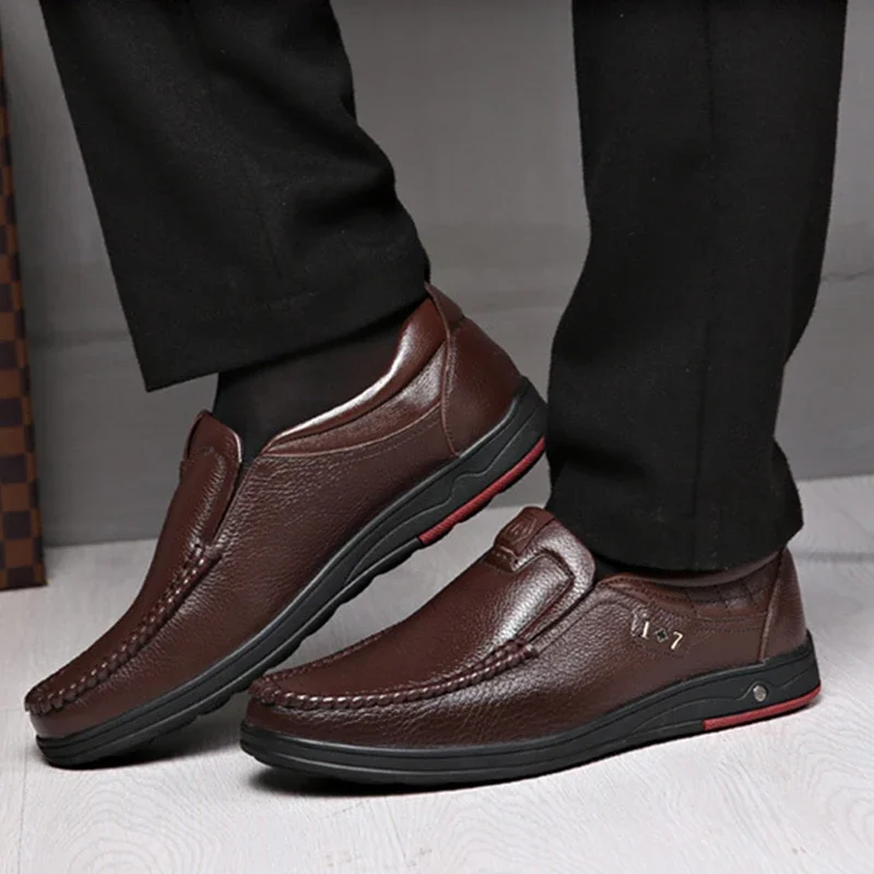 Sapatos masculinos de couro genuíno sapatos de couro formal para homens 2025 moda respirável sapatos casuais plus size 46 mocassins