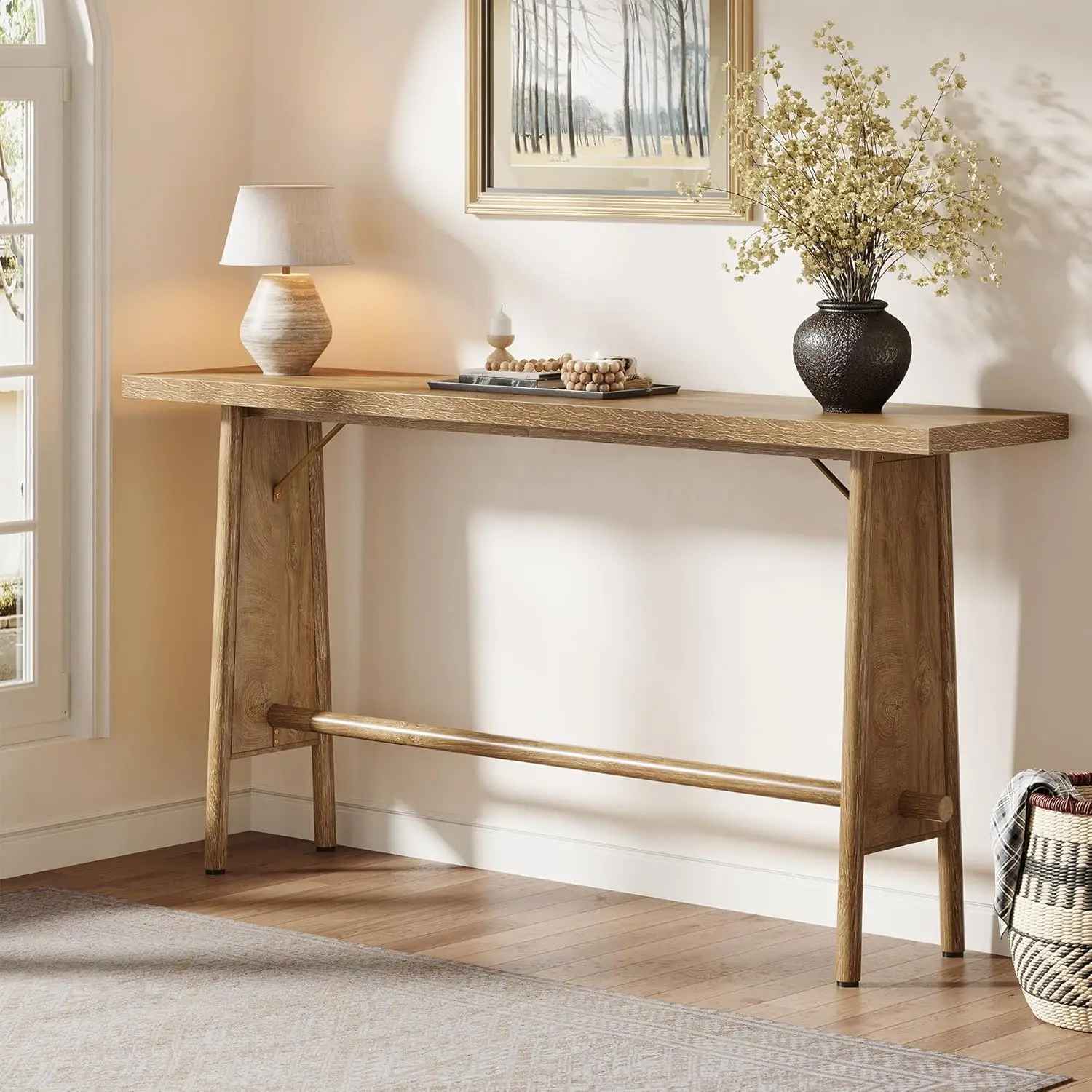 طاولة مدخل طويلة، طاولة وحدة تحكم حديثة بأرجل معدنية، وحدة تحكم أريكة خشبية خلف الأريكة للمدخل، القاعة