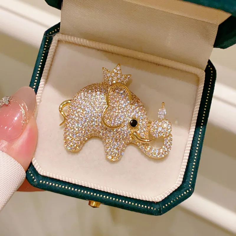 CC Cute Pins Elephant Shape Brooches Full of Shining Zirconia Corsage Gold Color Luxury Suit Pin High-end Badges Party Gift B348