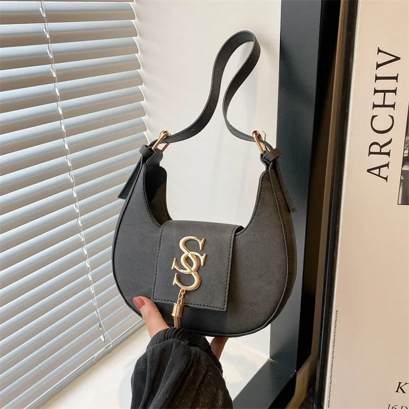 Popular Hardware Letters 2024 Summer Simple New Beautiful Personality Trend Fashion Hand Carry Crescent Women\'s Bag Bags