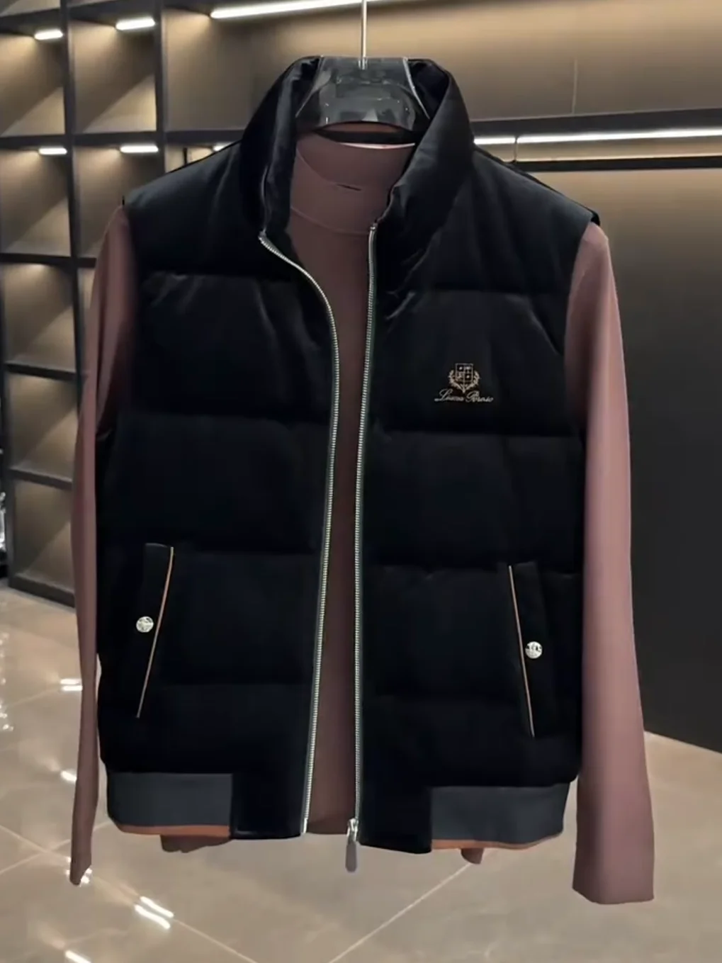 

Мужской вельветовый пуховый жилет 8256: осенне-зимний, с воротником-стойкой, теплый, комфортный, высококачественный, модный, универсальный, стильный.