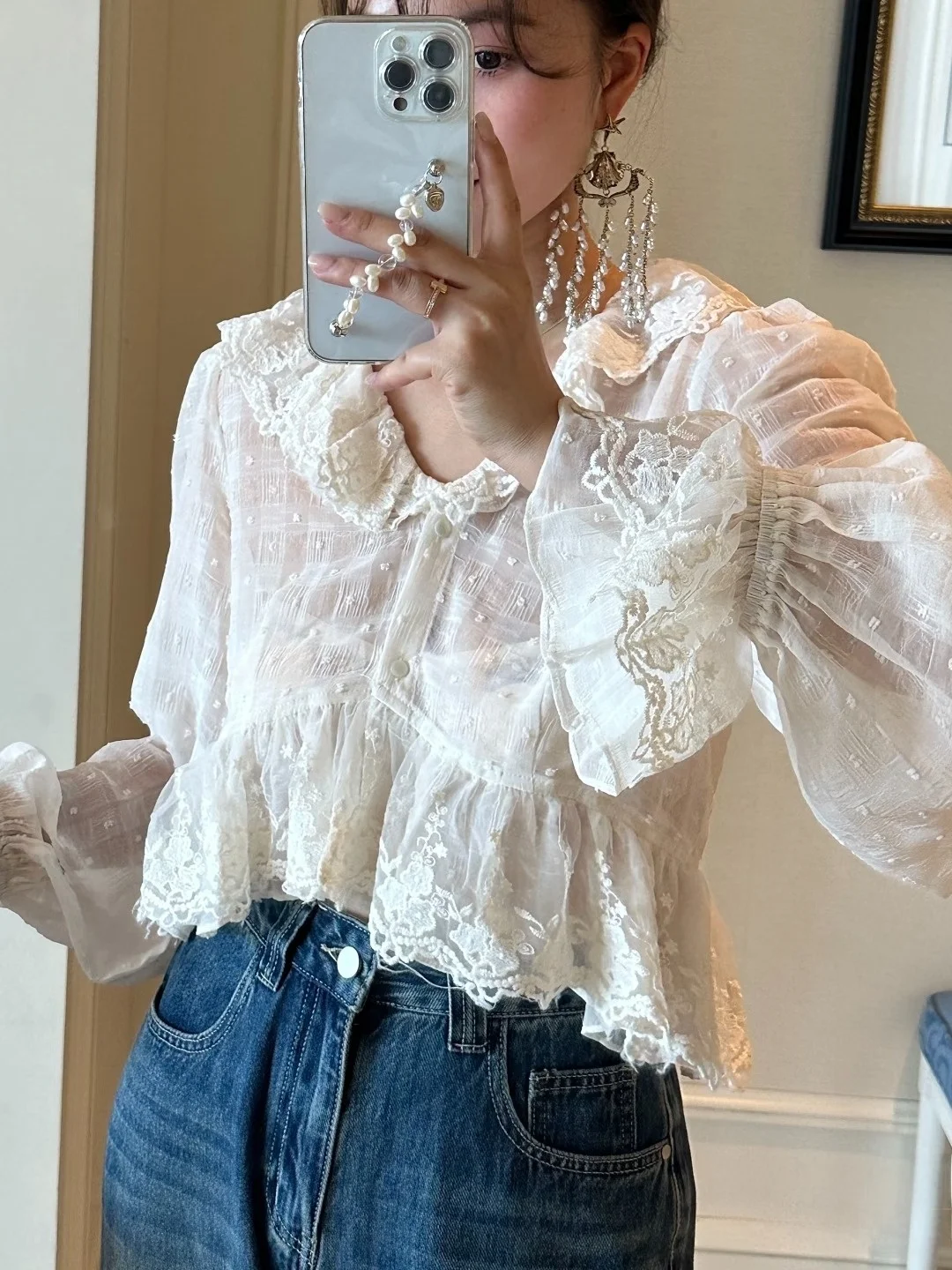 

Женская свободная блузка с кружевной вышивкой и рукавами-колокол, с цветочным узором, из дышащего хлопка, с V-образным вырезом, повседневный топ