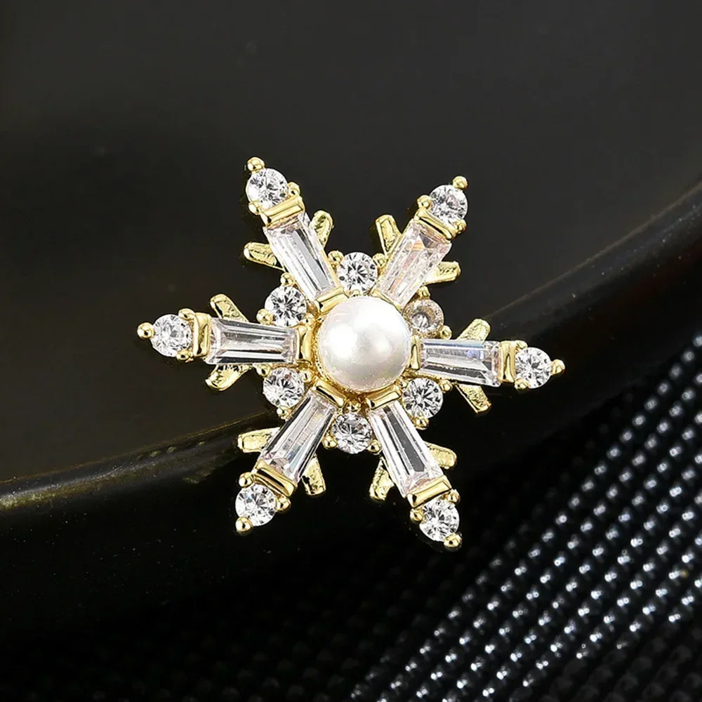 Personality Snowflake Brooch for Women Delicate Shining Rhinestone Crystal Badges Pin Ladies Clothing Catwalk Accessories Gift