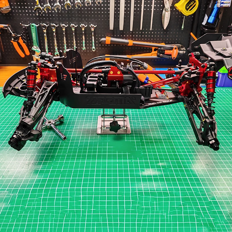 リモート制御オフロードクライミングおもちゃの車のシミュレーションシンプルな小型リフティングプラットフォーム拡張可能なリフティングブラケット修復ツール