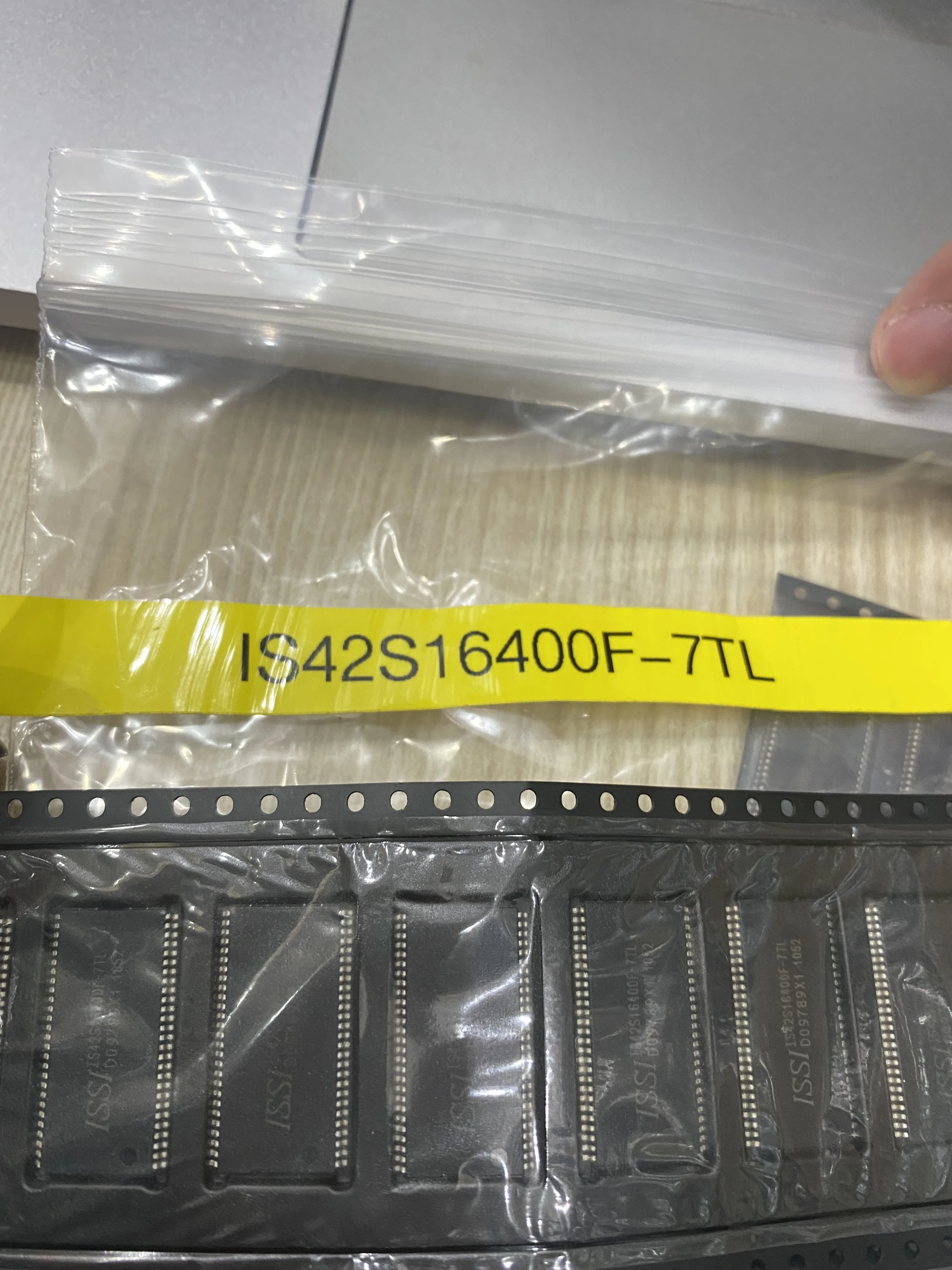 

Совершенно новый IS42S16400F-7TL TSOP54