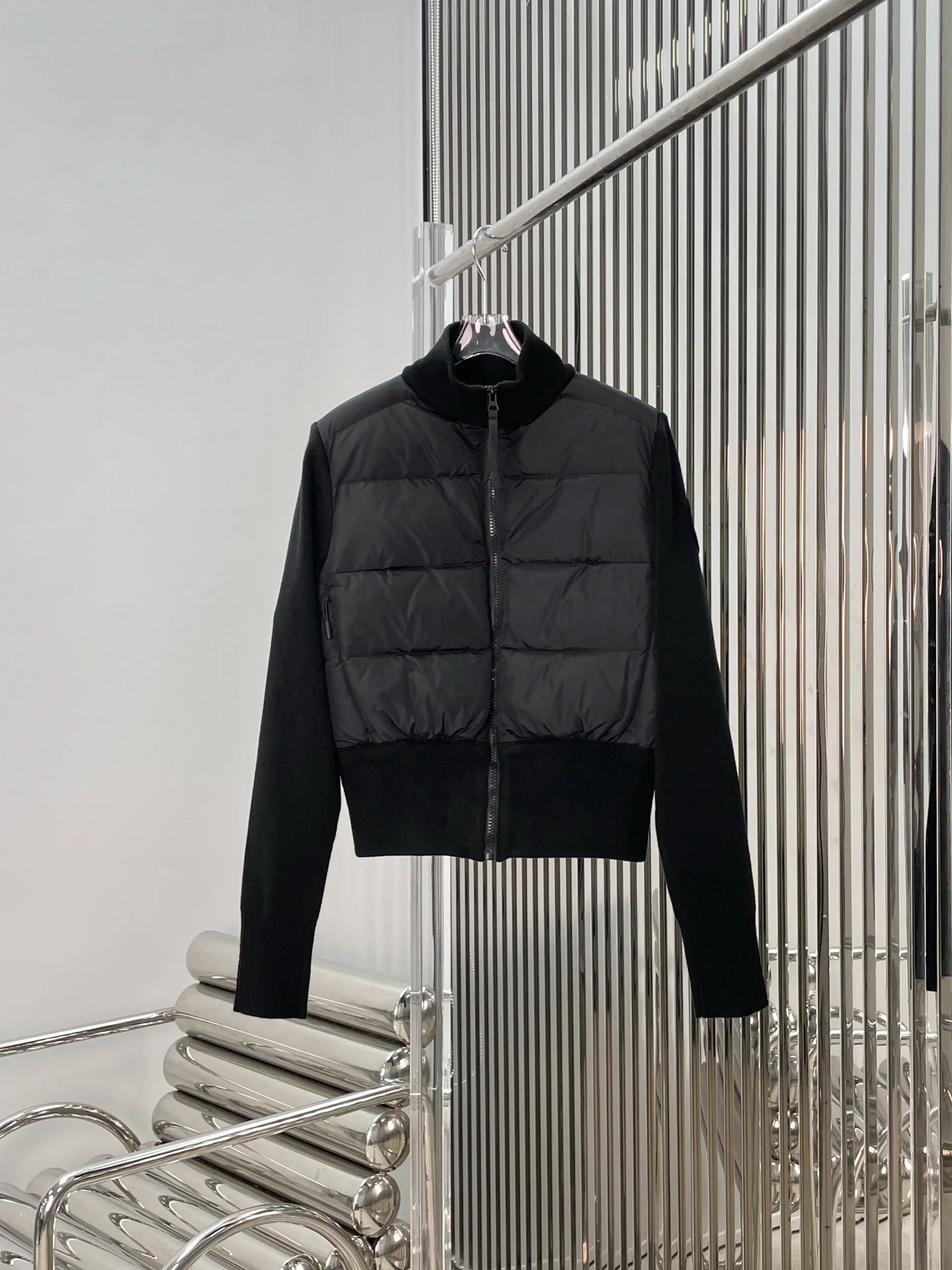 

Высококачественная короткая черная женская пуховая куртка с воротником-стойкой, элегантный стиль, утепленное пальто, стройнящая верхняя одежда для женщин