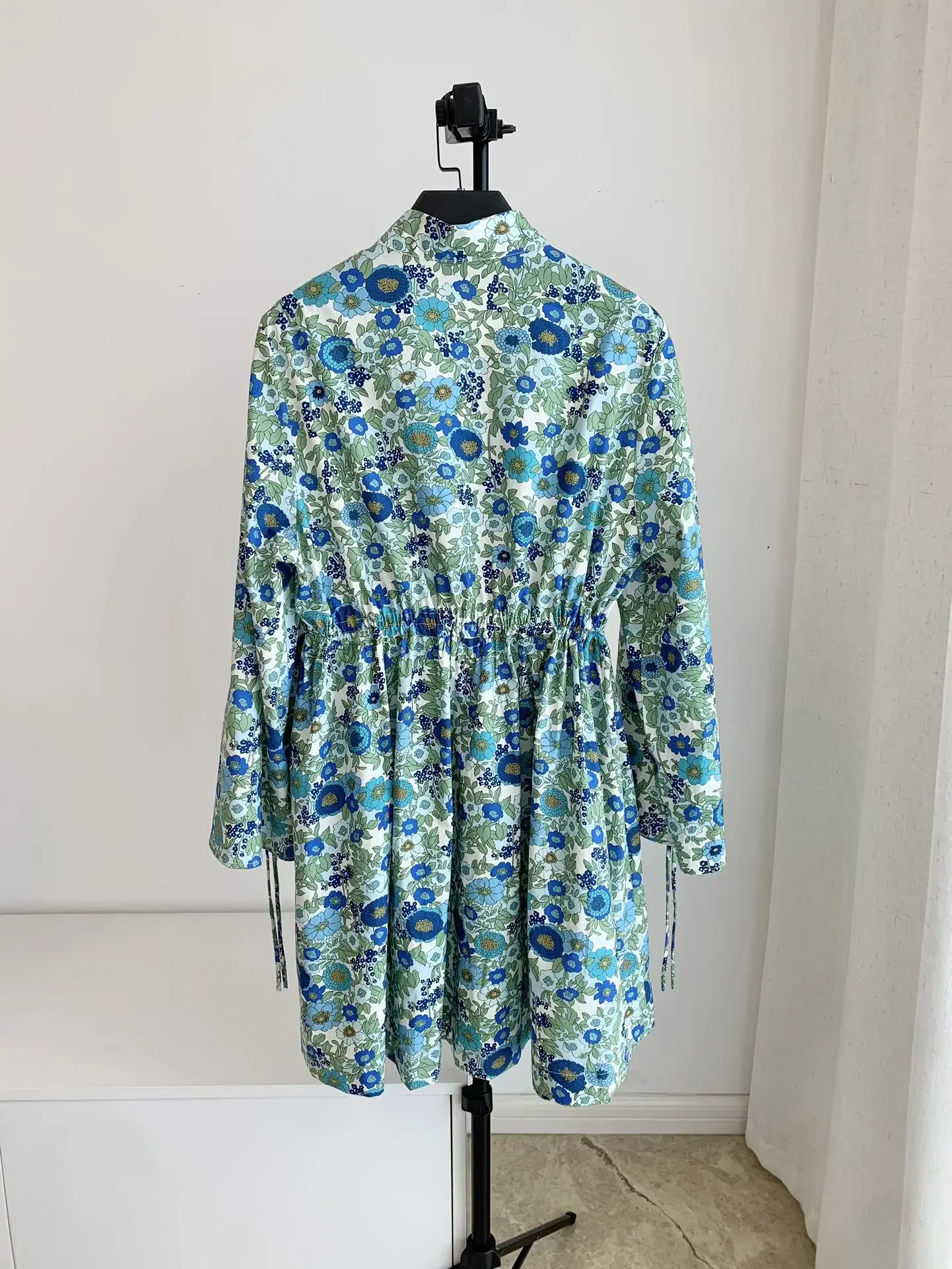 2025 Vestido corto de algodón orgánico con manga acampanada floral azul para mujer