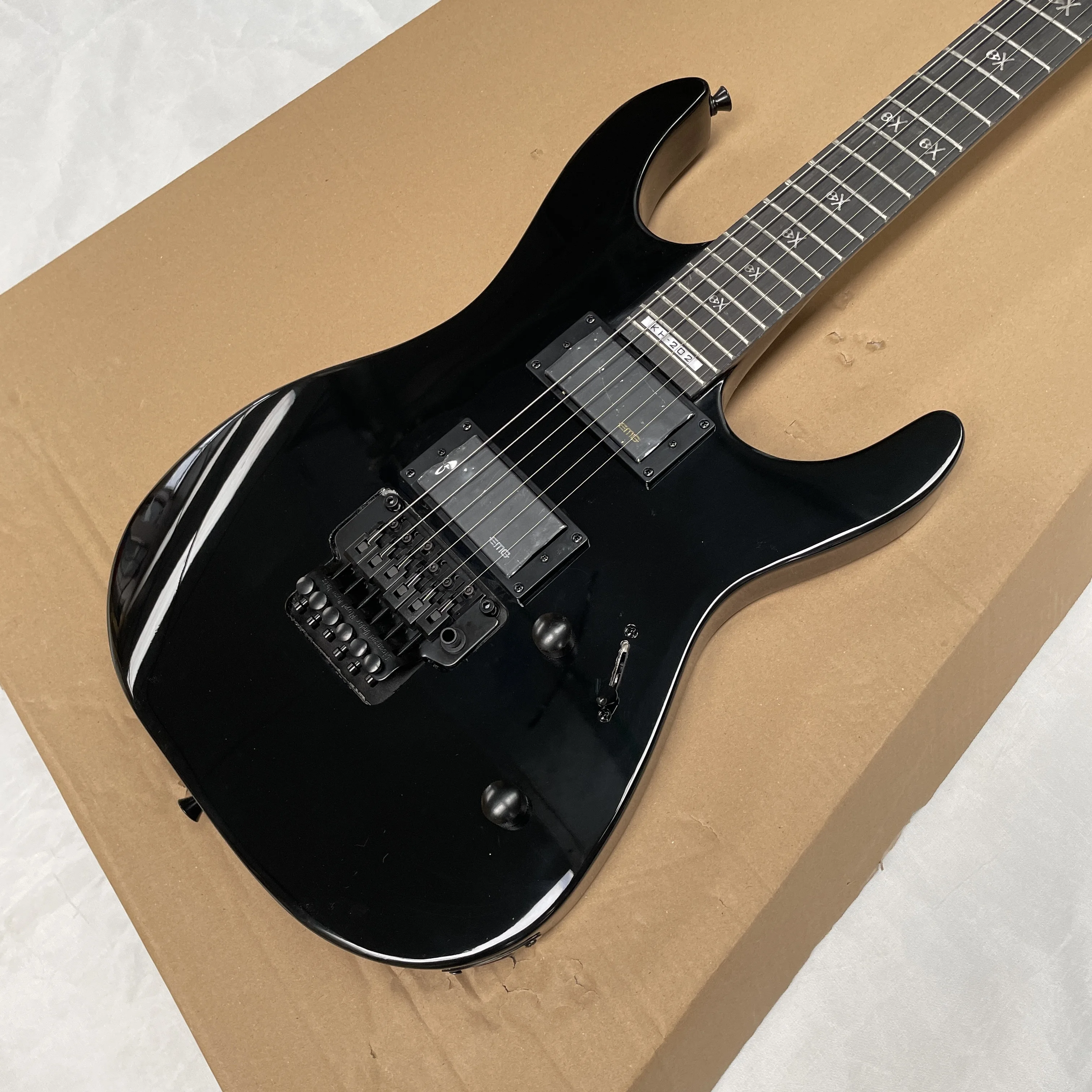 

Black electric guitar with tremolo system, active pickups, black hardware guitars, high-value 6-string electric guitarra