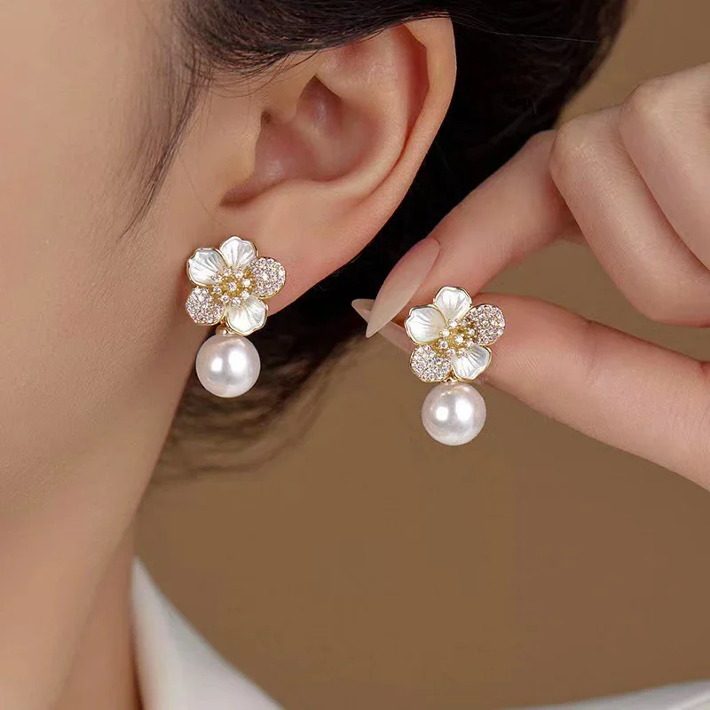 

Elegant White Shell Flowers Pearl Pendant Stud Earrings for Women New Fashion Sweet Romantic Girl Daily Wear Trend Jewelry Gift