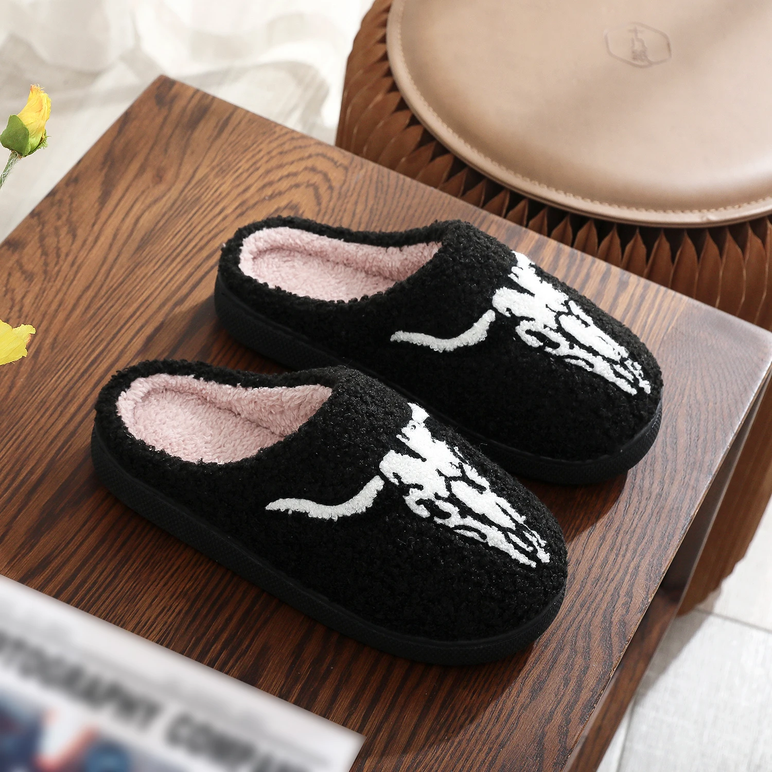 Western Cowboy Pattern Bull Skull fashion Embroidery stuffed Home Platform Cozy Fur Cotton Slippers Personality Warm Non-slip Indoor Slippers Men Women Can Wear Halloween Christmas Gift