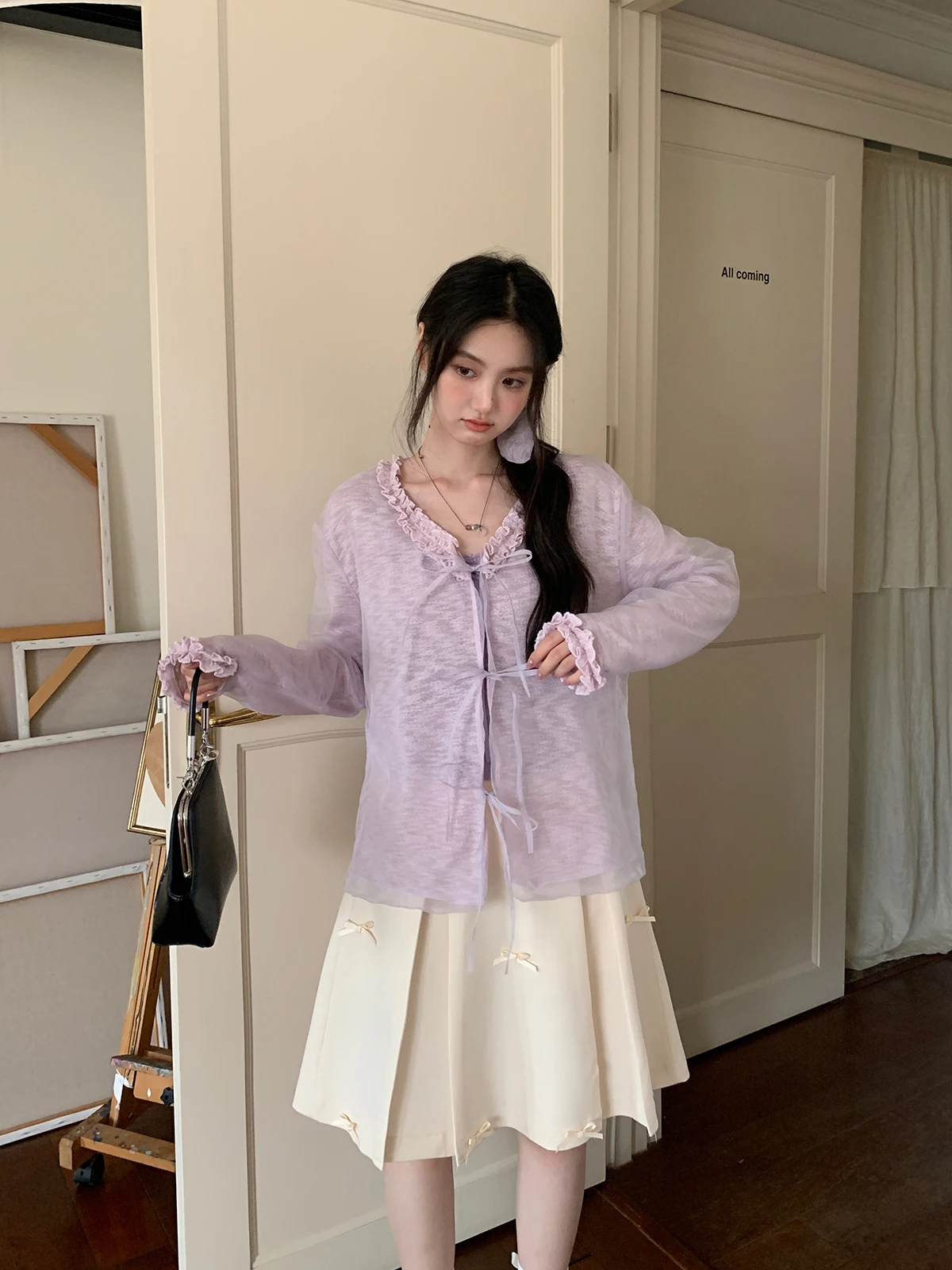 

Комплект: кардиган оверсайз с V-образным вырезом и кружевной отделкой и юбка А-силуэта. Женский осенний комплект с длинными рукавами.