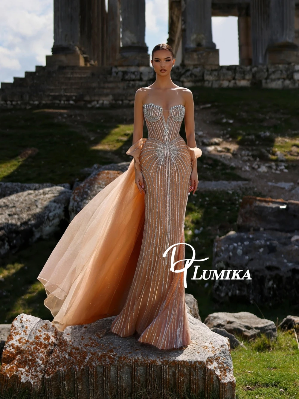 Rhinestones Dainty Straight Prom Dress With Detachable Train Sexy Plunge Neckline Beading Evening Gown Luxury Shiny Banquet Wear
