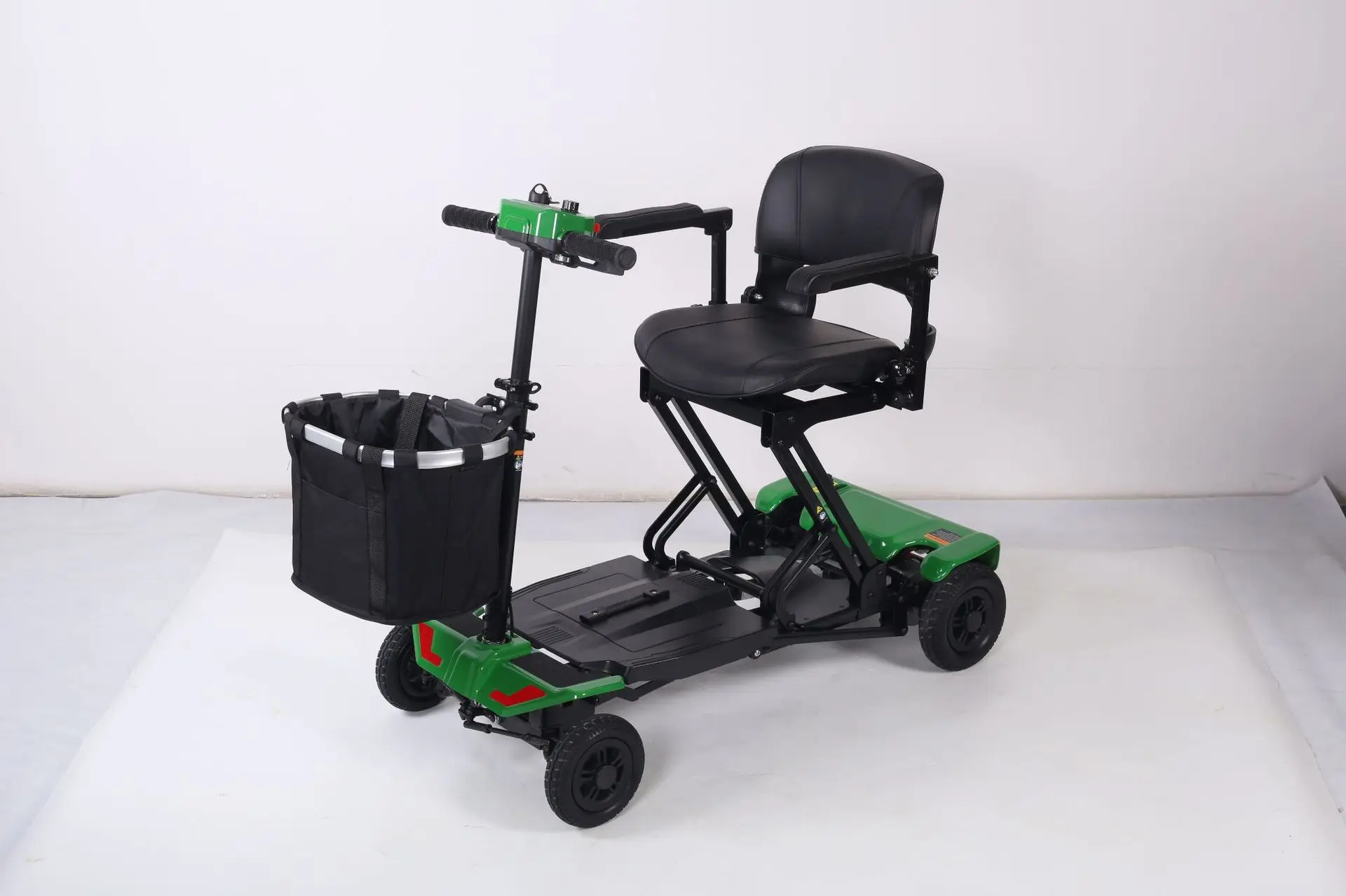 Automatycznie składana, lekka, rozkładana wózka inwalidzki elektryczny dla seniorów, czterokołowy.