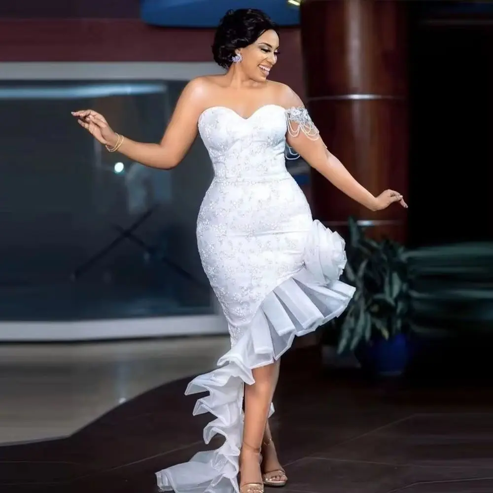 لافتة للنظر من الدانتيل الأبيض فساتين لحضور الحفلات الموسيقية مثير قبالة الكتف الكشكشة عالية منخفضة فساتين السهرة Aso Ebi رداء الحفلات النسائية